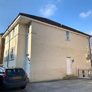 Spacious 2 Bed With Off Street Parking Apartment Bath