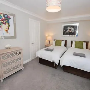  Apartment Pelican-stylish 2-bed Close To & Town