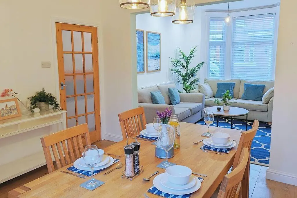 Seaside Escapes - With Relaxing Hot Tub! Villa Scarborough Holiday home